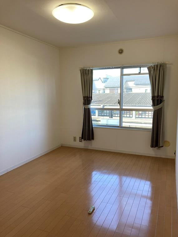 東武大宮公園サンライトマンション弐番館の寝室|開放的な寝室です