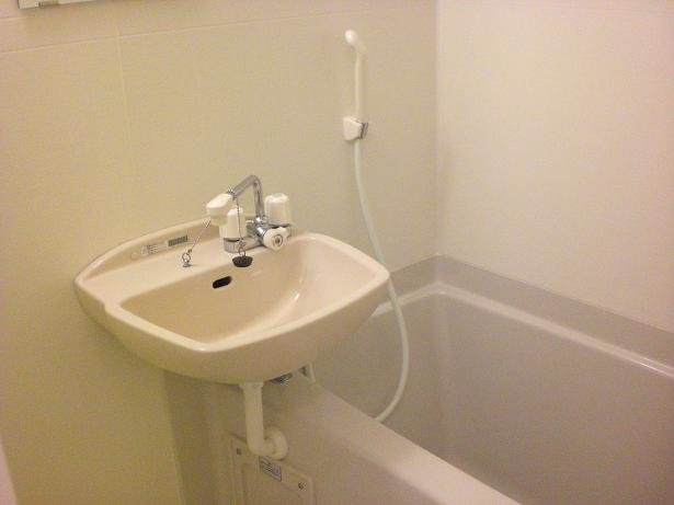 レオパレスヴィヴレの浴室|落ち着いた空間のお風呂です