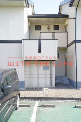 ベルナール津福【キャッシュバック対象物件】のエントランス|ゆとりのあるエントランスです