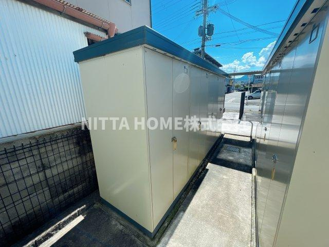 エリシオン　レジデンスⅡのエントランス|タイヤ庫が付いています＊