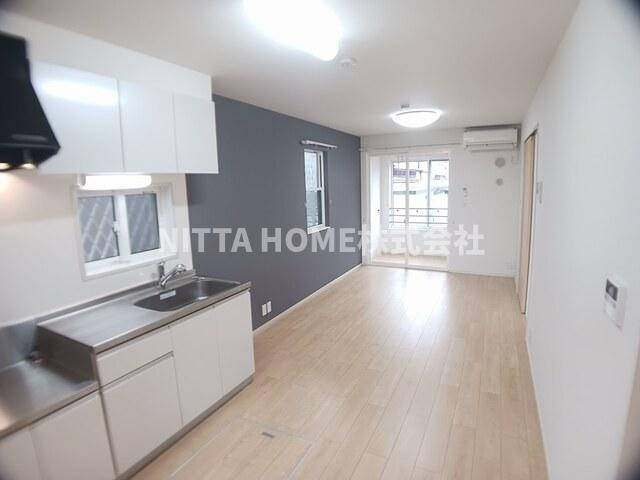 エリシオン　レジデンスⅡの居間・リビング|角部屋＊フローリングの室内です♪