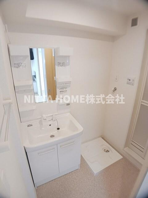 エリシオン　レジデンスⅡの洗面所|シャワー付きの洗面化粧台に室内洗濯機置場◆