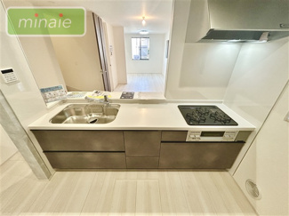 【キッチン】 | 並列2台駐車　宅配ボックス付き　鷺沼台3　1号棟 | リビングを見渡せるキッチンです　販売現地