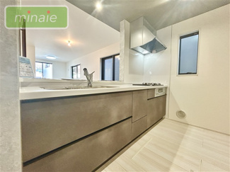 【キッチン】 | 並列2台駐車　宅配ボックス付き　鷺沼台3　1号棟 | 高さがあるものもたくさん収納できます　販売現地