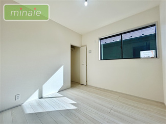 【洋室】 | 並列2台駐車　宅配ボックス付き　鷺沼台3　1号棟 | 日が差し込み明るい洋室　販売現地