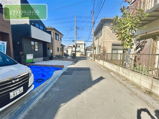 【前面道路含む現地写真】 | 並列2台駐車　宅配ボックス付き　鷺沼台3　1号棟 | 自然と調和する心地よいデザインです。販売現地