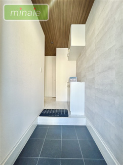 【玄関】 | 並列2台駐車　宅配ボックス付き　鷺沼台3　1号棟 | デザインクロスが特徴な玄関です　
販売現地