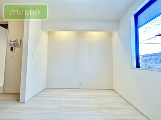 【居間・リビング】 | 並列2台駐車　宅配ボックス付き　鷺沼台3　1号棟 | 間接照明が良い雰囲気を演出してくれます　販売現地