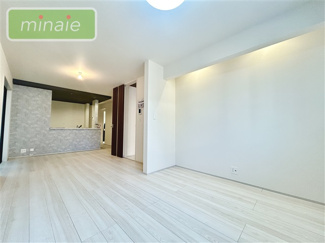 【居間・リビング】 | 並列2台駐車　宅配ボックス付き　鷺沼台3　1号棟 | 白を貴重としている内装です　販売現地