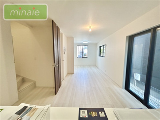 【居間・リビング】 | 並列2台駐車　宅配ボックス付き　鷺沼台3　1号棟 | 家族が自然と集まるLDK　販売現地