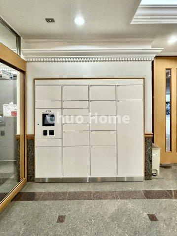 ハイシティ清澄白河ステーションプラザの設備|【宅配ボックス】在宅時・不在時に関わらず、居住者の代わりに非対面で宅配物を受け取ってくれる便利な設備です。わかりやすくご説明致しますので見学時にはお部屋だけではなく共用部分もぜひチェックしてください。