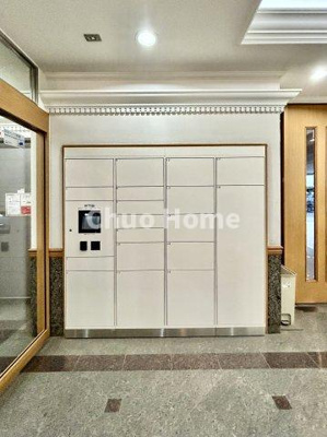 【設備】 | ハイシティ清澄白河ステーションプラザ | 【宅配ボックス】在宅時・不在時に関わらず、居住者の代わりに非対面で宅配物を受け取ってくれる便利な設備です。わかりやすくご説明致しますので見学時にはお部屋だけではなく共用部分もぜひチェックしてください。