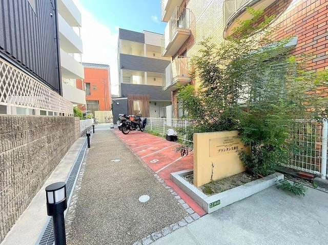 プランタン上新庄のエントランス
