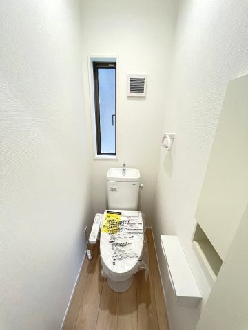 【トイレ】 | 福岡市南区西長住1丁目第4　1号棟（全2棟）【仲介手数料無料・0円】 | 現地写真。1階のトイレです。