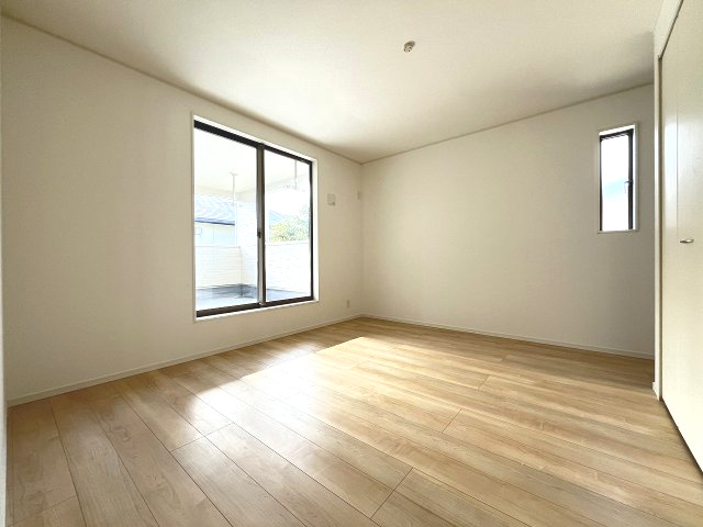 【寝室】 | 福岡市南区西長住1丁目第4　1号棟（全2棟）【仲介手数料無料・0円】 | 現地写真。2階主寝室です。