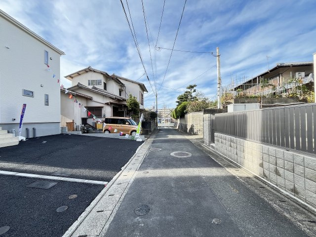 【その他】 | 福岡市南区西長住1丁目第4　1号棟（全2棟）【仲介手数料無料・0円】 | 現地写真。前面道路です。