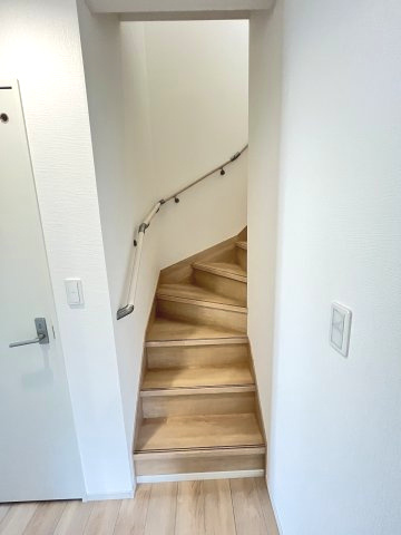 【内装】 | 福岡市南区西長住1丁目第4　1号棟（全2棟）【仲介手数料無料・0円】 | 現地写真。2階へ上がる階段です。手摺もついて安全ですね。