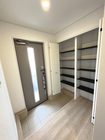 【玄関】 | 福岡市南区西長住1丁目第4　1号棟（全2棟）【仲介手数料無料・0円】 | 現地写真。