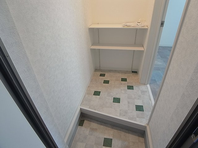 リッチライフ菊水町の玄関|玄関には棚も完備してます