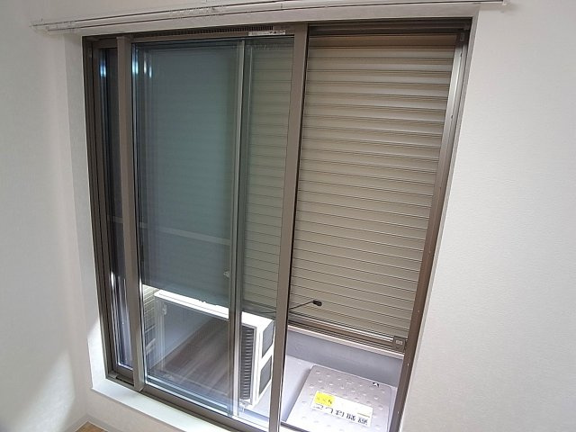 リッチライフ菊水町のバルコニー|ベランダの窓にはシャッター雨戸完備してます