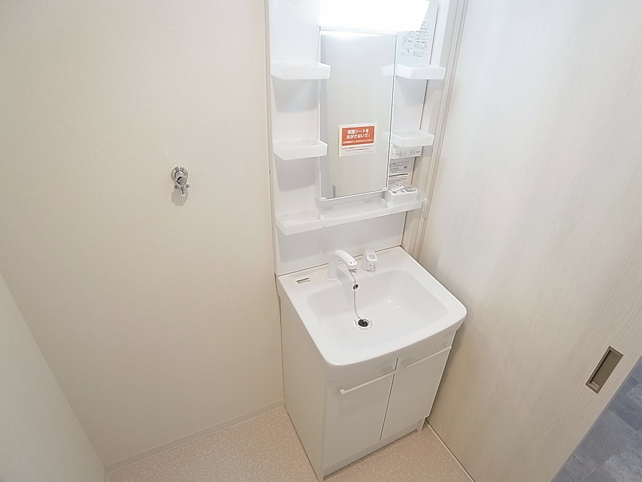 リッチライフ菊水町の洗面所|シャワー付きの独立洗面台