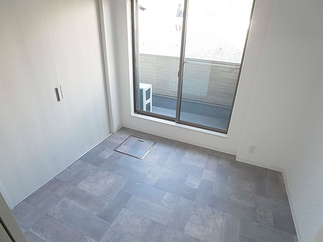 リッチライフ菊水町の内装|窓が大きく明るい洋室