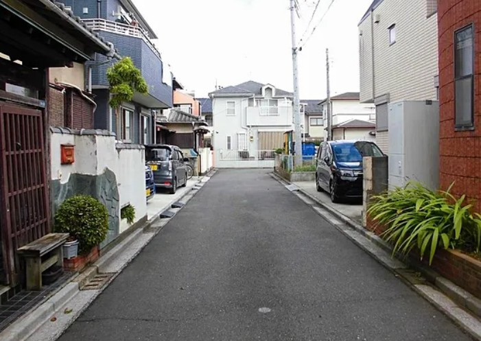 【中古】鶴ヶ島市松ヶ丘中古住宅の前面道路含む現地写真|前面道路含む現地写真です