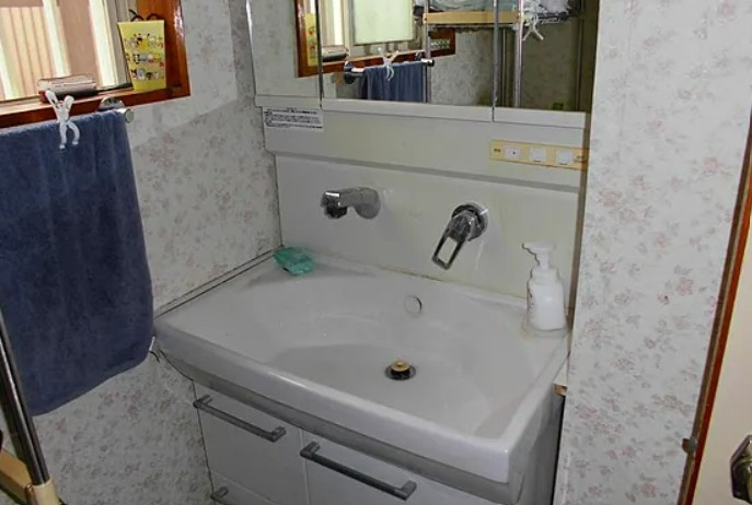 【中古】鶴ヶ島市松ヶ丘中古住宅の独立洗面台|独立洗面化粧台が付いています