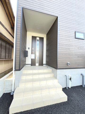 【玄関】 | 福岡市南区西長住1丁目第4　2号棟（全2棟）【仲介手数料無料・0円】 | 現地写真。