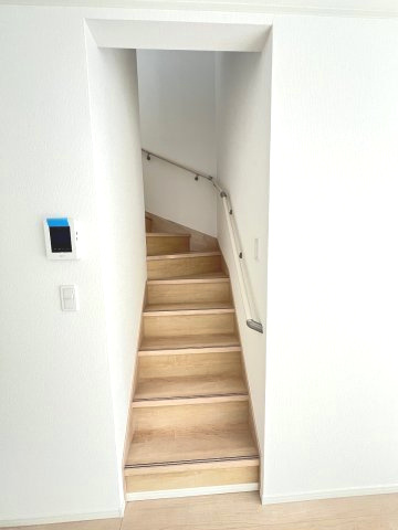 【内装】 | 福岡市南区西長住1丁目第4　2号棟（全2棟）【仲介手数料無料・0円】 | 現地写真。2階へ上がる階段です。手摺もついて安全ですね。