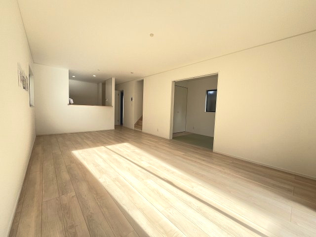 【居間・リビング】 | 福岡市南区西長住1丁目第4　2号棟（全2棟）【仲介手数料無料・0円】 | 現地写真。リビングです。
