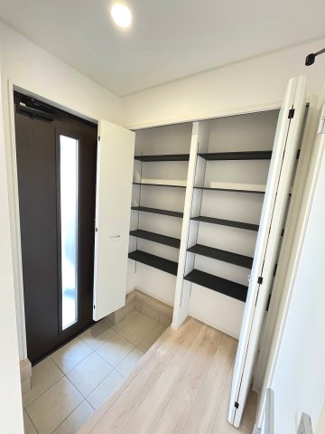 【玄関】 | 福岡市南区西長住1丁目第4　2号棟（全2棟）【仲介手数料無料・0円】 | 現地写真。