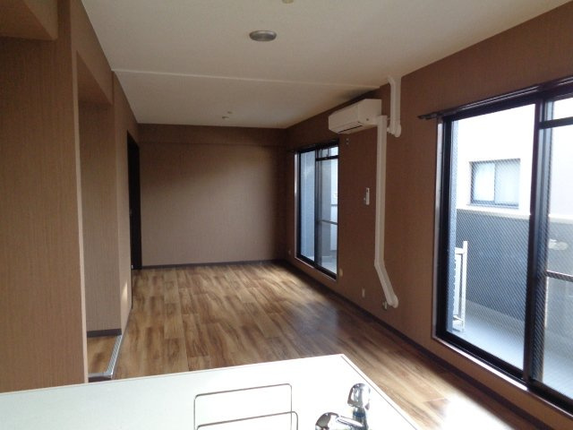 大阪市東住吉区今川４丁目の賃貸マンションの居間・リビング|Ⅱ型カウンターキッチン　
