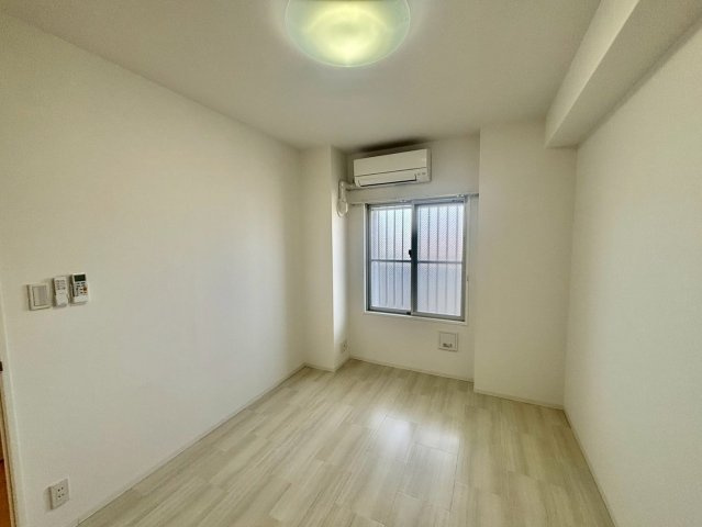 キャッスルコート岩端の洋室