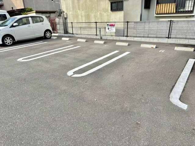 プランドール　シャトーの駐車場