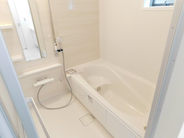 名古屋市中村区郷前町３丁目の新築一戸建の浴室|◇浴室◇　　システムバス（ＬＩＸＩＬ）・浴室暖房乾燥機・保温浴槽・エコベンチ浴槽・追い焚き機能・スライドバーシャワー・キレイサーモフロア・オートバス・バリアフリーバス・浴室窓あり