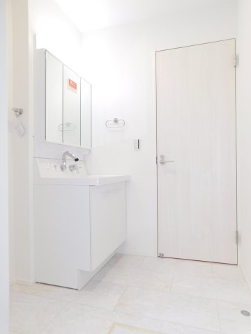 名古屋市中村区郷前町３丁目の新築一戸建の独立洗面台|◇洗面室◇　　三面鏡シャワードレッサー　床下収納完備