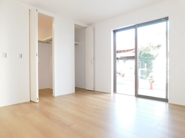 名古屋市中村区郷前町３丁目の新築一戸建の洋室|◇１階洋室◇　　明るい洋室８．０帖　収納２ヶ所完備♪　