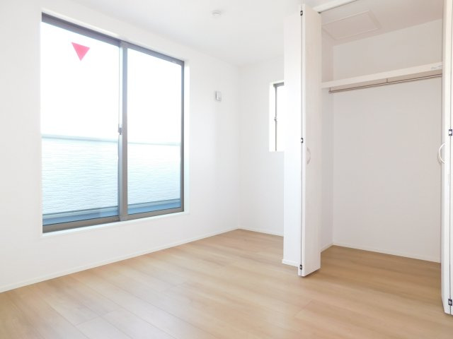 名古屋市中村区郷前町３丁目の新築一戸建の洋室|◇３階洋室◇　　明るい洋室５．８７帖　全居室収納完備♪　バルコニー付き！