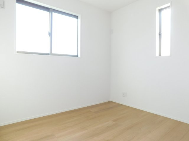 名古屋市中村区郷前町３丁目の新築一戸建の洋室|◇３階洋室◇　　明るい洋室４．６帖　全居室収納完備♪