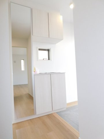 名古屋市中村区郷前町３丁目の新築一戸建の玄関|◇玄関収納◇　　玄関がスッキリと片付く収納完備！　ミラー付き！