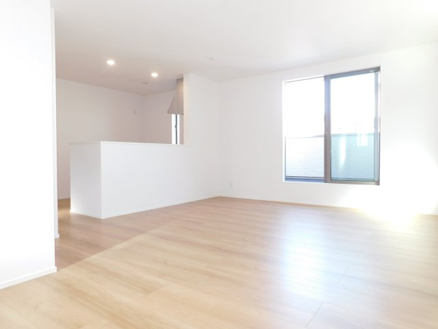 名古屋市中村区郷前町３丁目の新築一戸建の居間・リビング|◇リビング◇　　明るく広いリビング２０．０帖　外からの視線が気になりにくい２階リビング♪