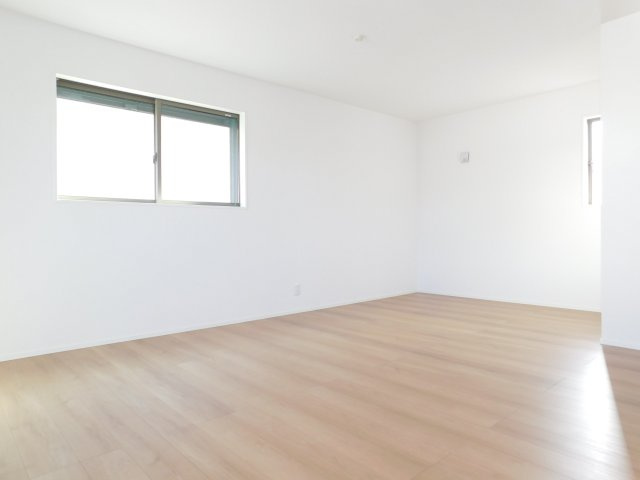 名古屋市中村区郷前町３丁目の新築一戸建の居間・リビング|◇リビング◇　　明るく広いリビング２０．０帖　バルコニー付き！