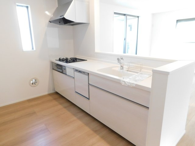 名古屋市中村区郷前町３丁目の新築一戸建のキッチン|◇キッチン◇　　対面式キッチン・人造大理石カウンター・お手入れらくらくシンク・浄水器一体型水栓・Sｉセンサーコンロ（３口）・食器洗浄乾燥機・ソフトモーションレール