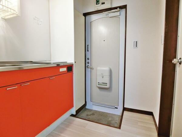 町田市鶴川３丁目のアパートの玄関