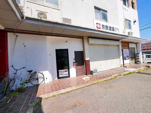法華寺メゾネットの駐車場