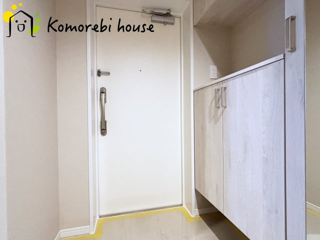 コスモ大宮日進ビューステージの玄関|明るく使いやすい玄関で、家族の生活をスムーズに。収納や導線も配慮された万能空間です。															