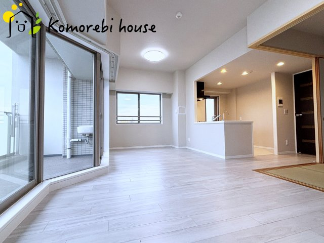 コスモ大宮日進ビューステージの居間・リビング|大きな窓が印象的な広々LDK。家族が集まり、食事や会話、くつろぎの時間が自然と重なる空間です。															