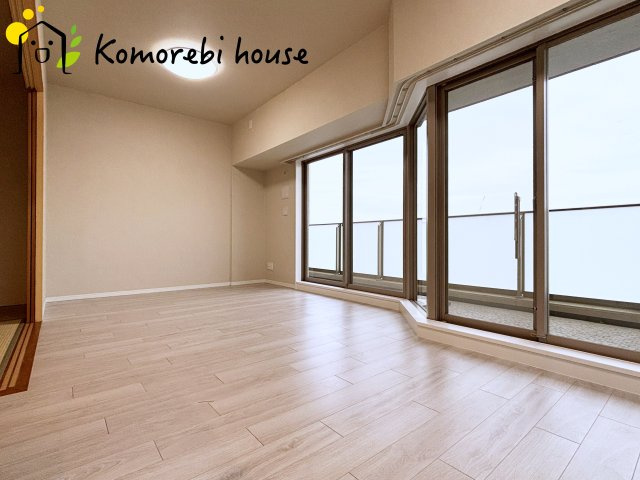 コスモ大宮日進ビューステージの居間・リビング|横長LDKは家具配置も自由で開放感あり。家族のライフスタイルに合わせた快適な暮らしを叶えます。															