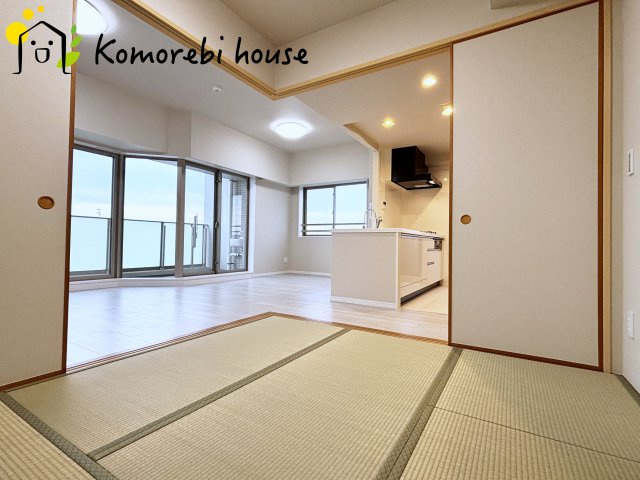 コスモ大宮日進ビューステージの和室|畳のやわらかな感触が心地よい和室は、客間や家族のくつろぎスペースとして活躍。お昼寝や来客対応など使い道が幅広く、落ち着いた時間を過ごせる癒しの一室です。